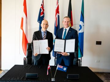 Bundesminister Martin Kocher mit dem australischen Energieminister Mick de Brenni